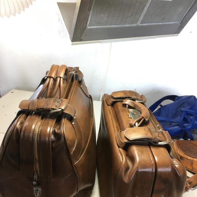 Auf dem Dachboden längst vergessen...Die Erinnerungen daran und darin bleiben... die Schönheit ist verblasst... der Interieur- Reparateur bringt sie wieder zurück......