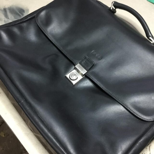 Mal wieder eine hochwertige Nappaleder-Aktentasche aufbereitet.Gebrauchsspuren beseitigt, versiegelt und wieder geschmeidig gemacht. Jetzt kann die Lehrerin wieder mit einer schönen Tasche vor die Schüler treten......