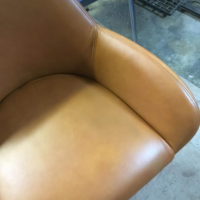 Scheuerstelle an einem Büffelleder Sessel beseitigt. Herausforderung: das Leder ist in einer dreifach Farbchancierung gefärbt. Diese musste an der Schadstelle wieder hergestellt werden. Hat geklappt💪🏻