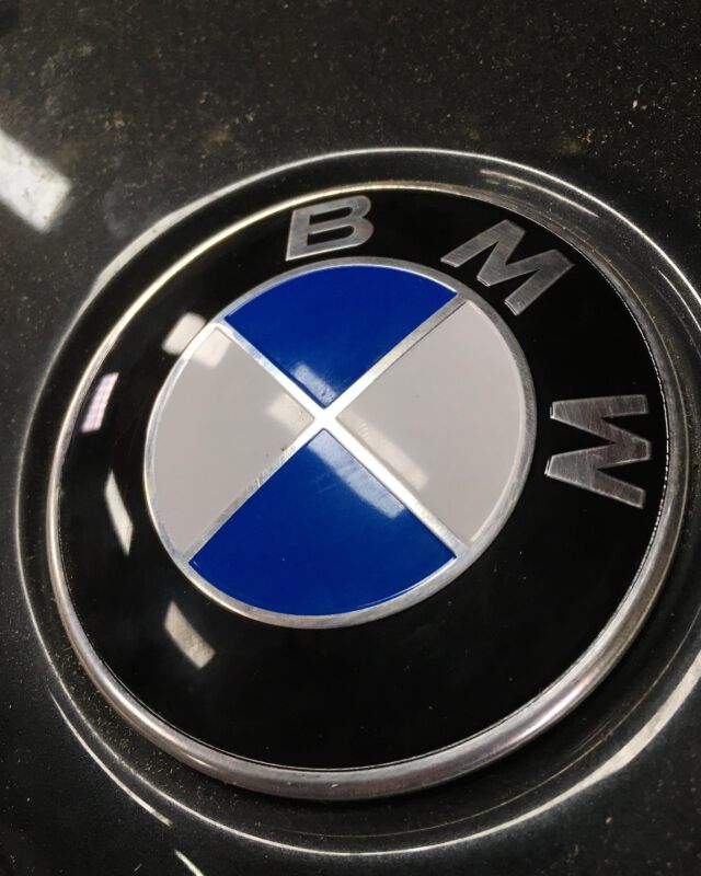 BMW 3er Cabrio-Leder-Innenausstattung hat die beste Zeit hinter sich gehabt.
Die Sitze und die Türverkleidungen wiesen nach ca.30 Jahren und diversen fehlerhaften Pflegeversuchen durch den Vorbesitzer, erhebliche Farbschäden  und -veränderungen  auf.
Komplette Neufärbung der Innenausstattung war aufwändig, hat sich aber gelohnt. Kunde zufrieden, Auto chic…💪🏻 

#oldtimer #oldtimerreparatur #leder #lederreparatur #lederaufbereitung #auto #autositz #diepholz #vechta #osnabrück #bremen #oldenburg #lohne #lederfärben #umfärben #handwerk #nähen #wieneu #vorhernachher #bmw #mercedes #porsche #lederreinigung #lederumfärben #lenkradaufbereitung  #dachhimmelbeziehen #ledersitzeaufbereiten # ledermöbelaufbereiten  #ledersofa #ledergarnitur