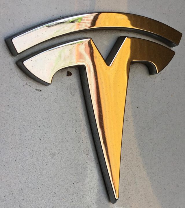 Tesla Model S: Der Ledersitz in „reinstem Weiß“ hat Jeansverfärbungen angenommen und dann durch fehlerhafte Reinigungsversuche Farbschäden davongetragen. Also Termin, Begutachtung, Schadenbeseitigung, fertig……..

#oldtimer #oldtimerreparatur #leder #lederreparatur #lederaufbereitung #auto #autositz #diepholz #vechta #osnabrück #bremen #oldenburg #lohne #lederfärben #umfärben #handwerk #nähen #wieneu #vorhernachher #bmw #mercedes #porsche #lederreinigung #lederumfärben #lenkradaufbereitung  #dachhimmelbeziehen #ledersitzeaufbereiten 
 #ledermöbelaufbereiten  #ledersofa #ledergarnitur