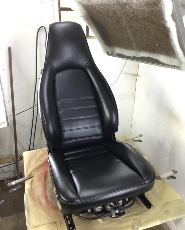 Die Porschesitze waren dem Besitzer einfach zu glänzend. Nach fast 30 Jahren haben diese einen sogenannten „Speckglanz“ angenommen. Ab damit zum Interieur-Reparateur, aufreinigen,geschmeidig machen, versiegeln und mattieren…und dann präsentieren…..tatarata!!! 

 #oldtimer #oldtimerreparatur #leder #lederreparatur #lederaufbereitung #auto #autositz #diepholz #vechta #osnabrück #bremen #oldenburg #lohne #lederfärben #umfärben #handwerk #nähen #wieneu #vorhernachher #bmw #mercedes #porsche #lederreinigung #lederumfärben #lenkradaufbereitung  #dachhimmelbeziehen #ledersitzeaufbereiten 
 #ledermöbelaufbereiten  #ledersofa #ledergarnitur